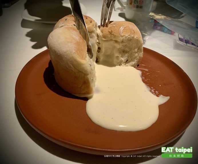 寶艾西餐廳 熔岩乳酪圓環牛奶軟麵包